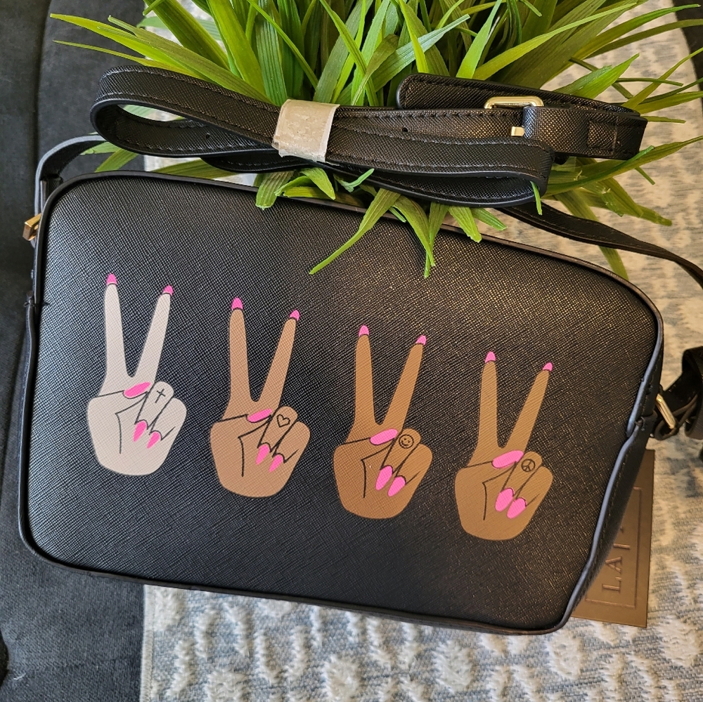 💕✌️New LA|TC cross body purse/makeup bag with cute pic of peace signs✌️💕
